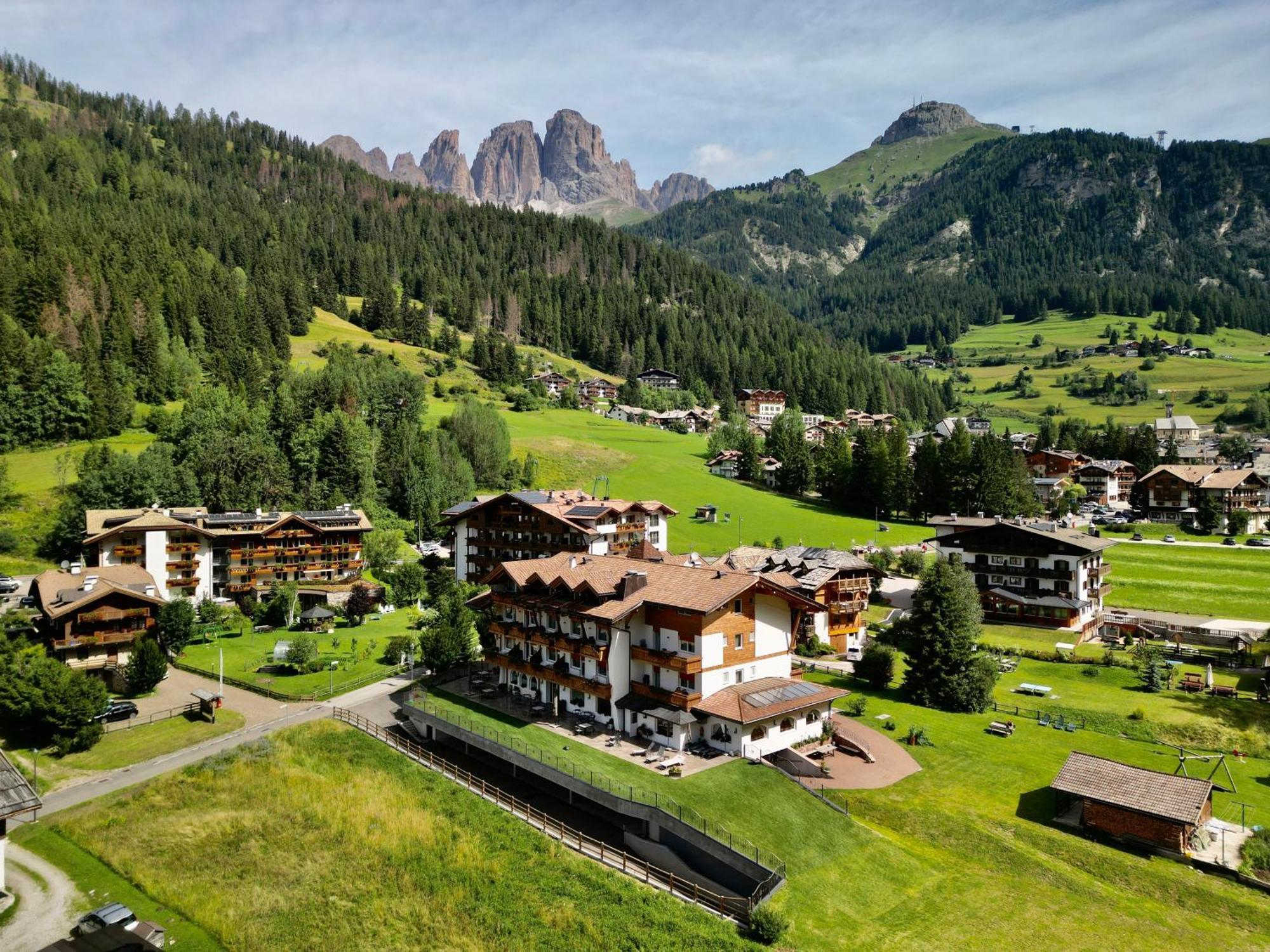 Alpenhotel Panorama Campitello di Fassa Exterior photo